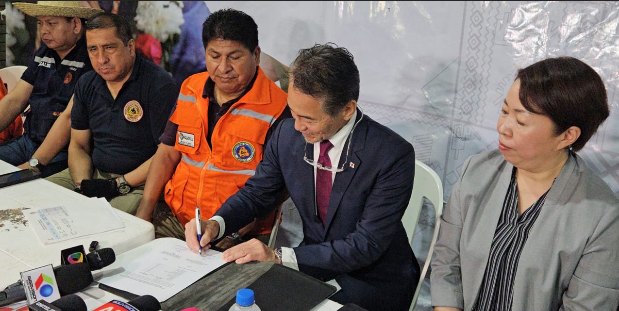 El embajador de Japón en Bolivia, Onomura Hiroshi, y  el viceministro de Defensa Civil Juan Carlos Calvimontes. Foto Defensa Civil