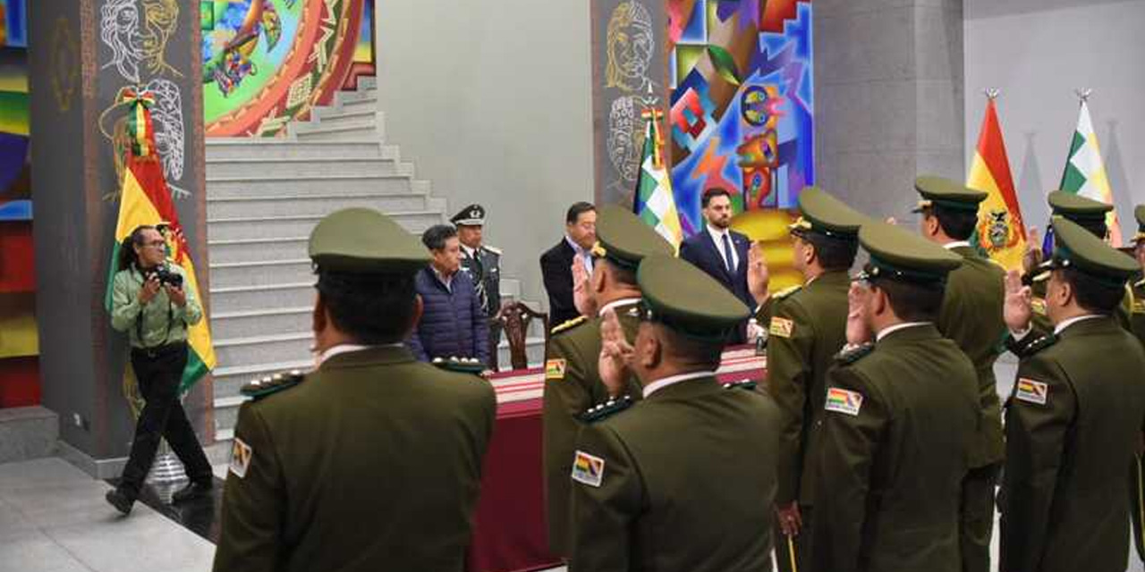 El presidente Luis Arce en la posesión del nuevo mando policial. Foto Gustavo Ticona