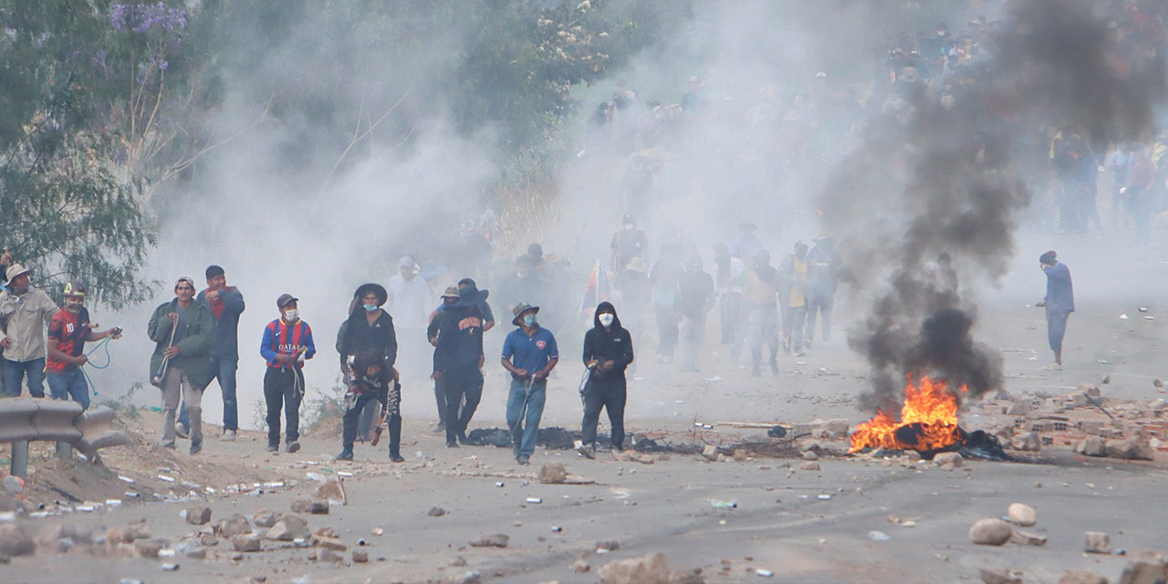 Bloqueadores evistas agreden a periodistas y camarógrafos en la carretera de Parotani, Cochabamba. Foto: APG