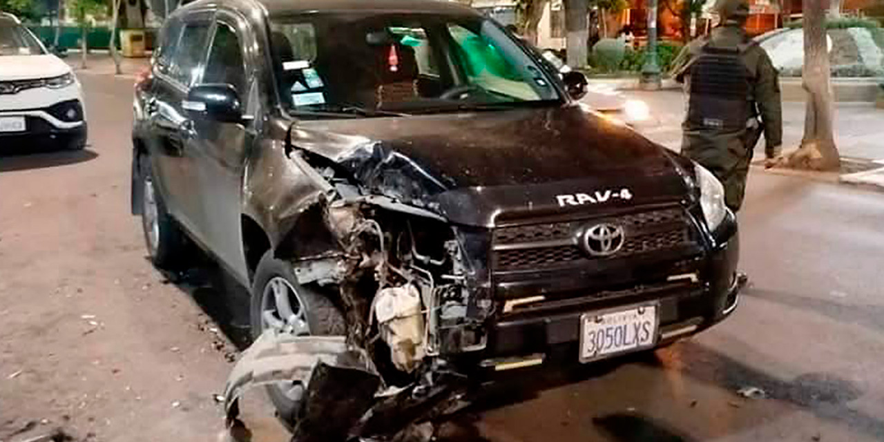 Vehículo protagonista de un hecho de tránsito en el centro de la ciudad de La Paz. Foto: RRSS