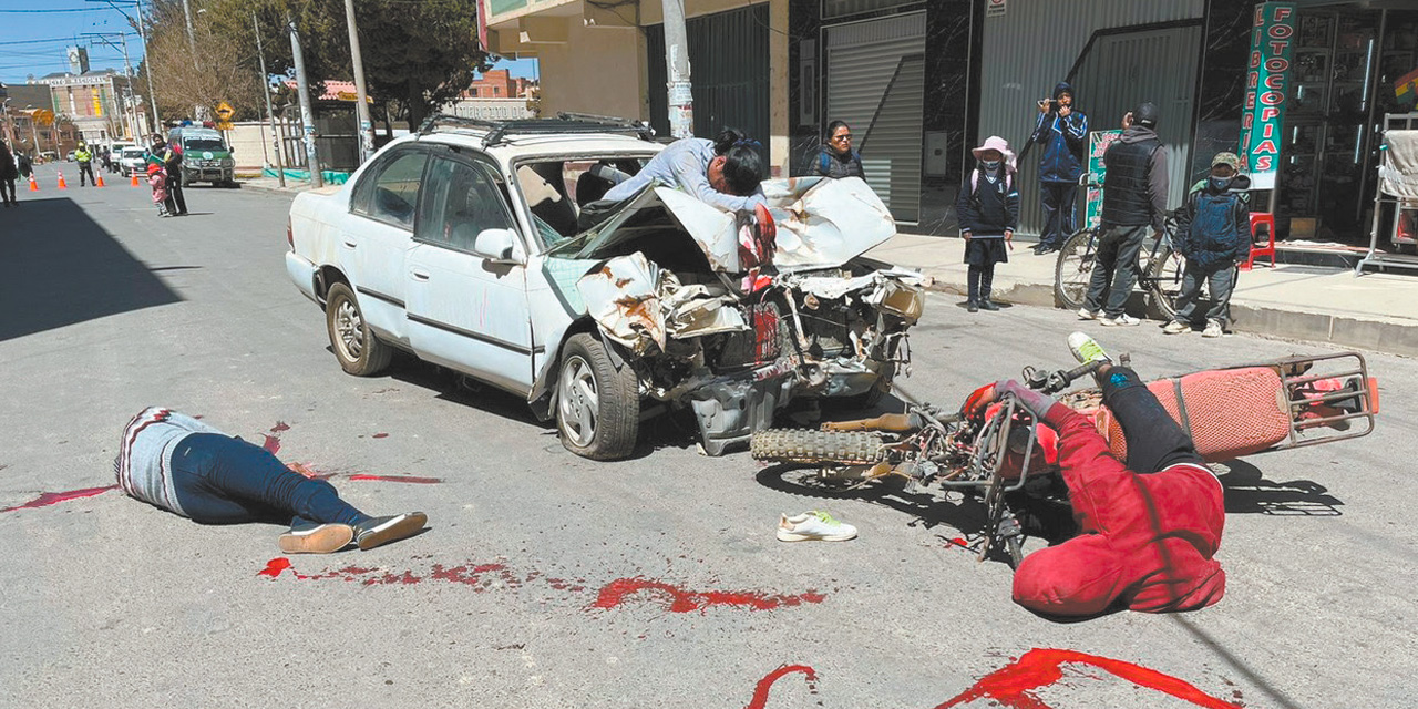 Simulacro de un accidente de tránsito con el objetivo de concientizar acerca de una conducción irresponsable. Foto:  Dirección General de Tránsito