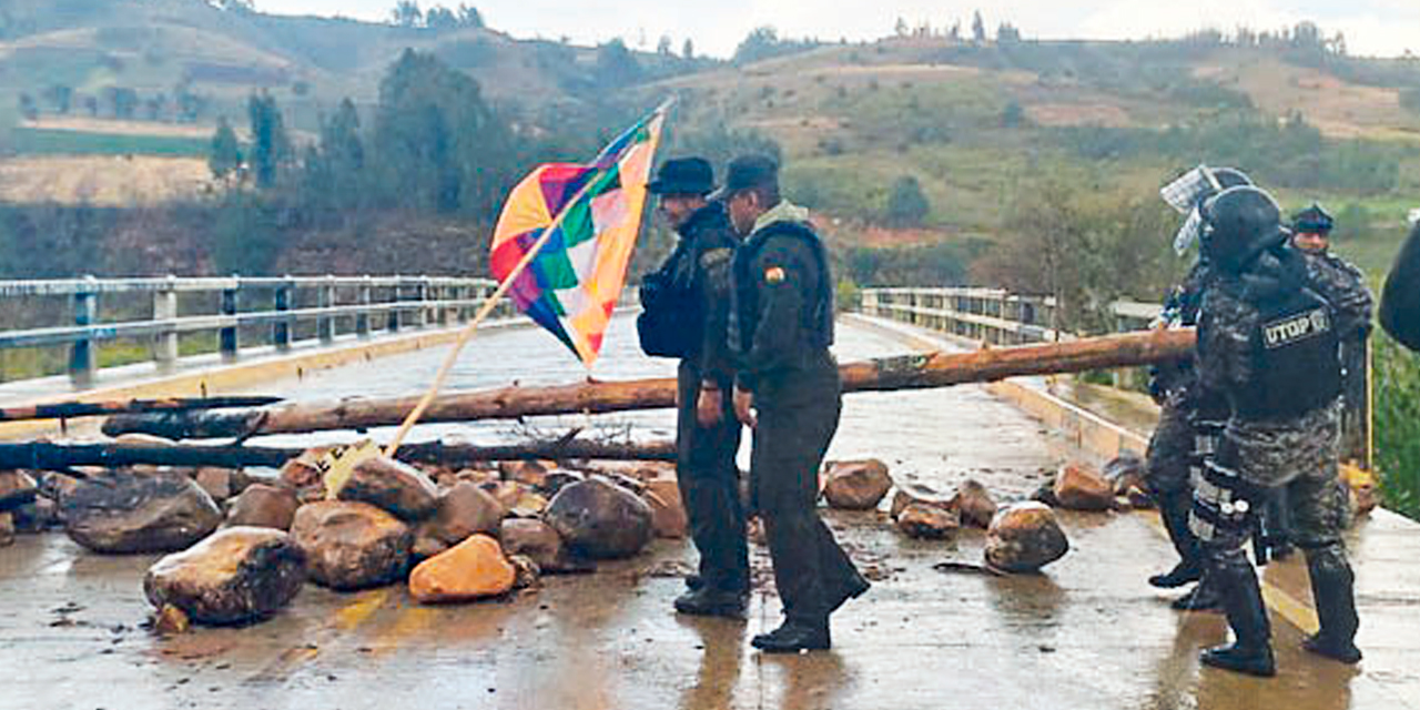 Efectivos policiales durante una acción de desbloqueo. Foto: Policía boliviana