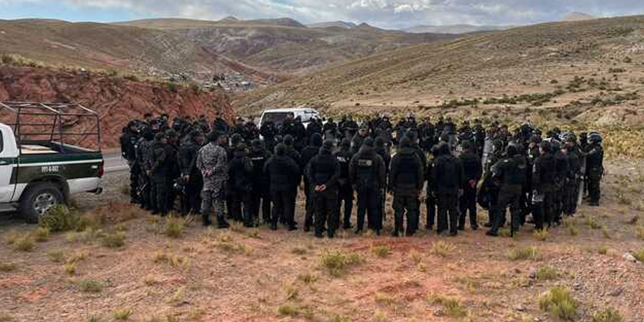 Policías evitan un bloqueo en la vía Oruro-Potosí. Foto tomada de la cuenta en RRSS del ministro de Gobierno, Eduardo Del Castillo.