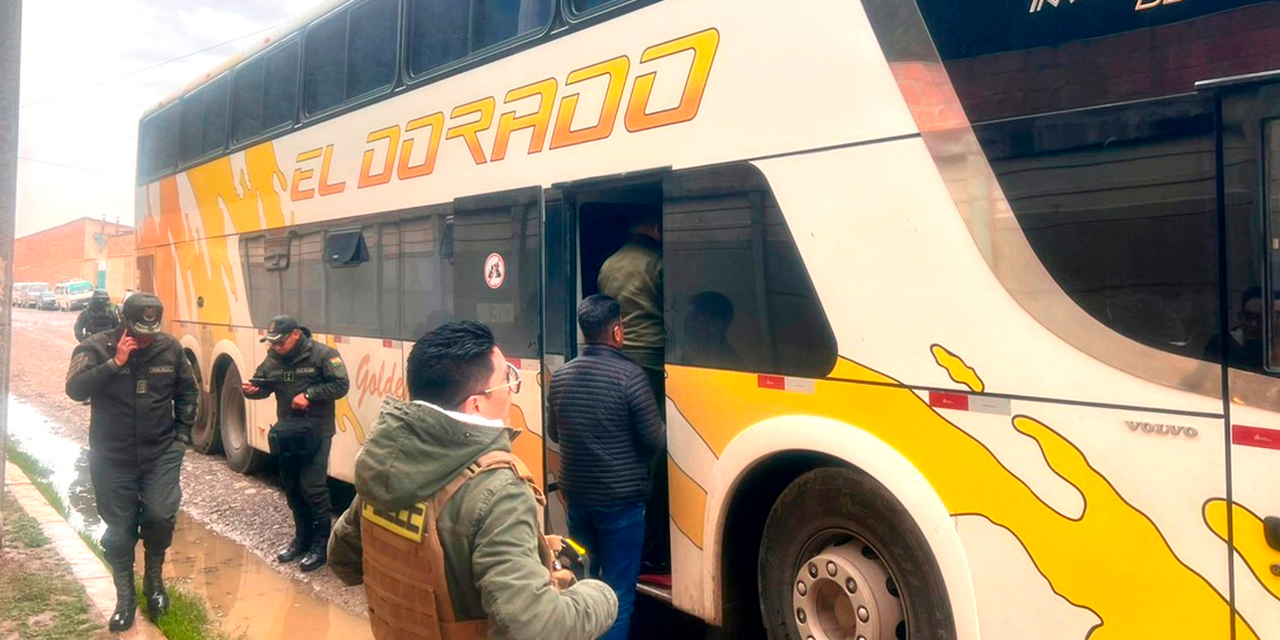 Los migrantes fueron descubiertos en dos buses de transporte. Foto: RRSS