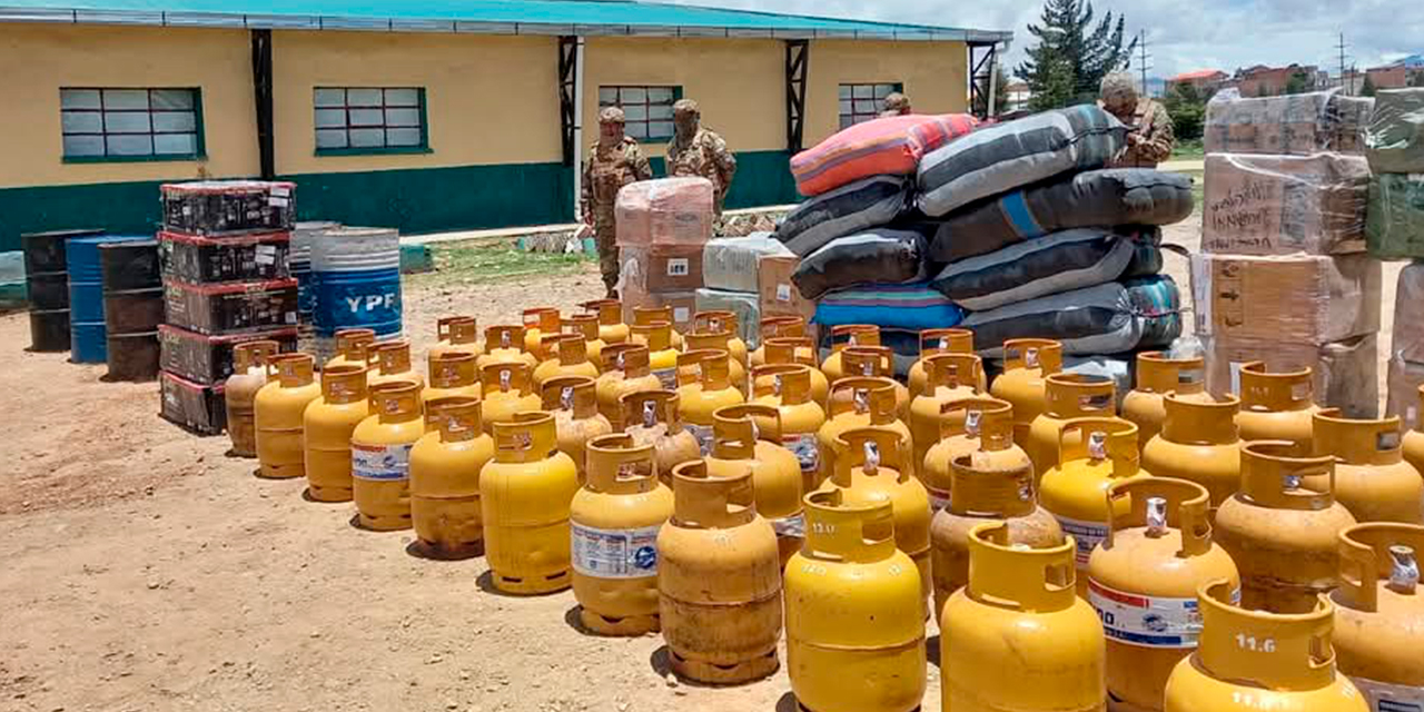 Combustible y productos comisados por militares en lucha contra el contrabando. Foto: Ministerio de Defensa
