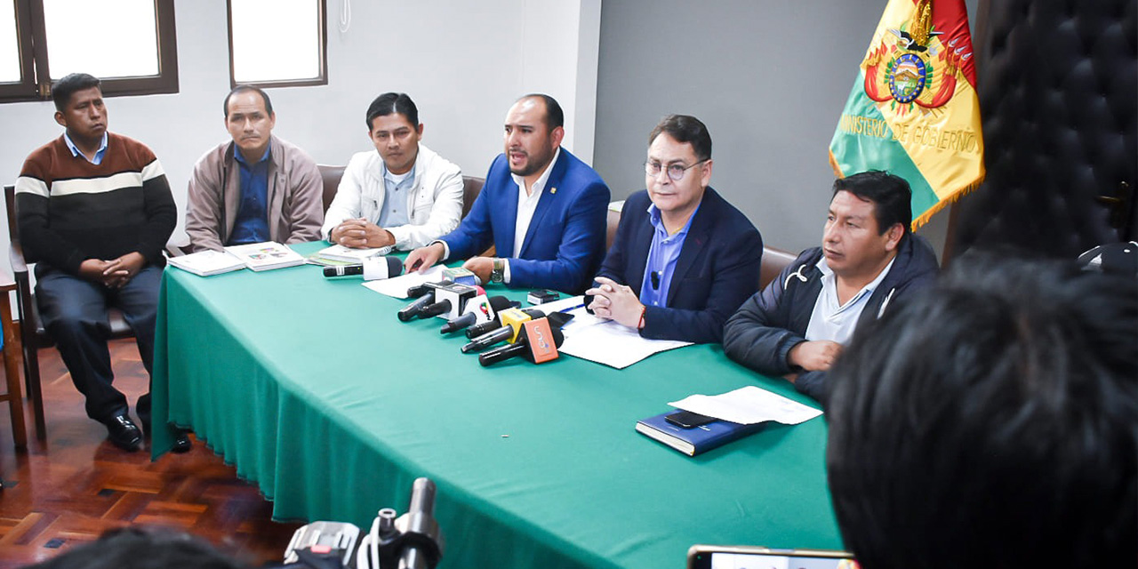 Autoridades del Gobierno nacional en reunión con los alcaldes del trópico de Cochabamba. Foto:  Régimen interior