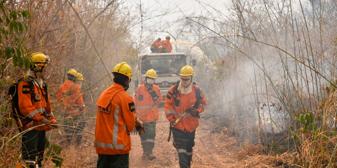 Bomberos militares controlan los focos de incendio. Foto Defensa Civil