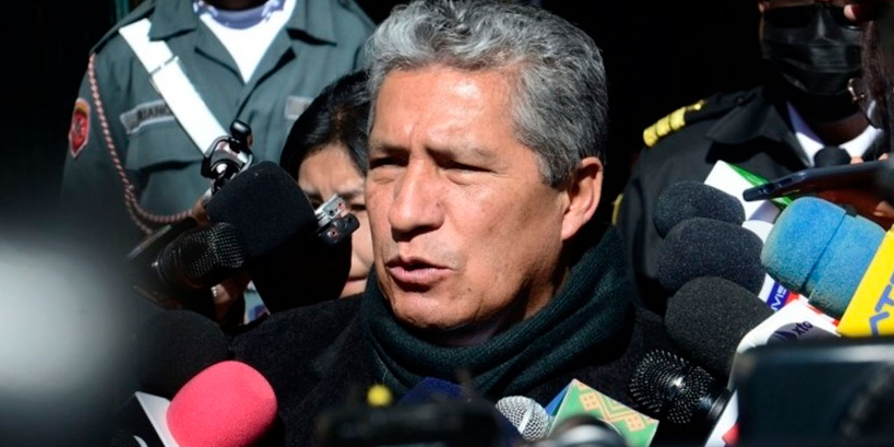 El ministro de Defensa, Edmundo Novillo, en contacto con la prensa. Foto Min. Defensa