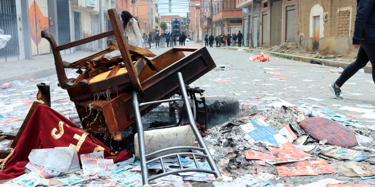 Muebles en la calle. Intentaron prenderles fuego. Foto: APG