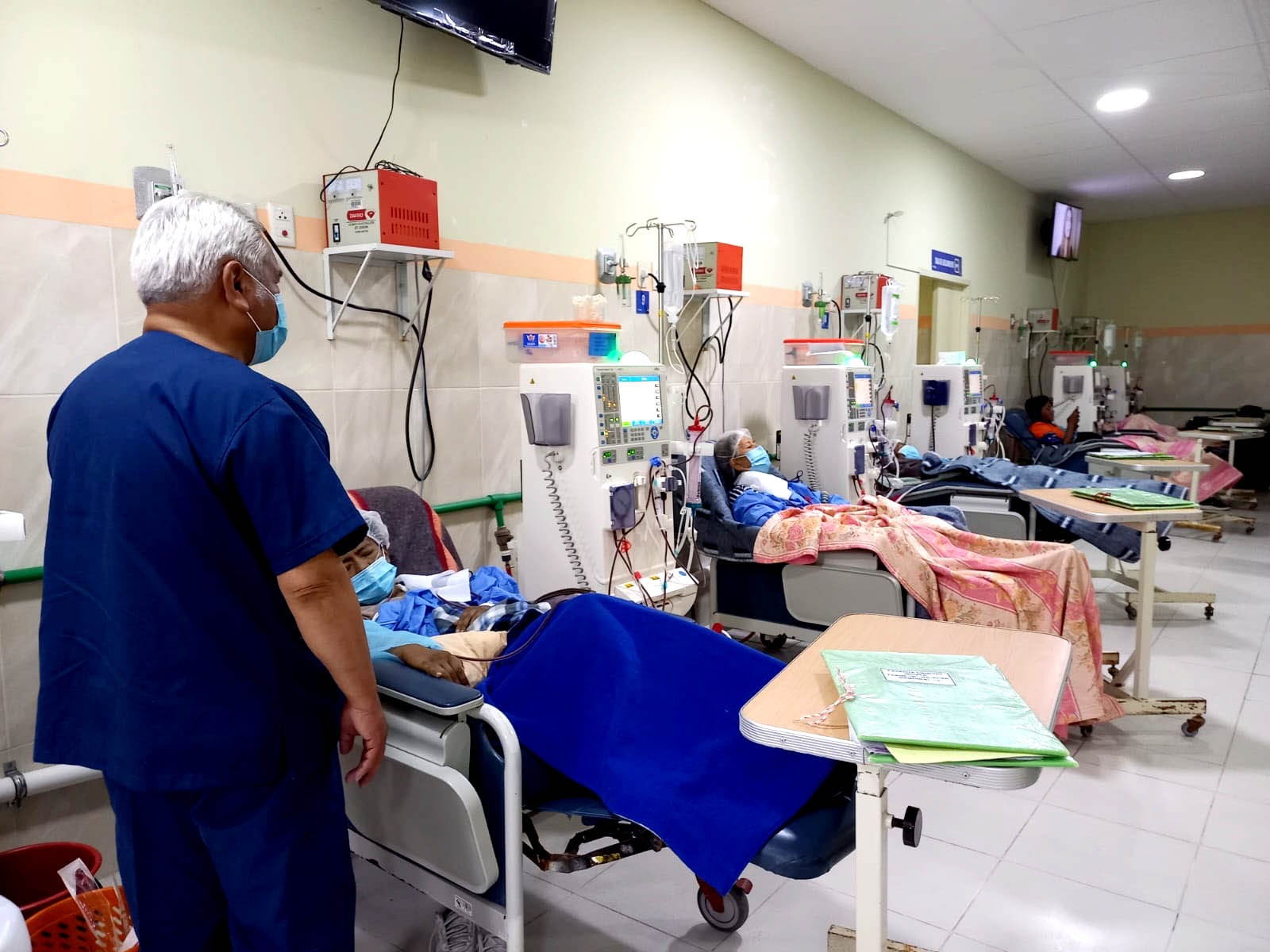 Pacientes renales en hemodiálisis en el Hospital de Clínicas, en la ciudad de La Paz. (Foto: Ahora El Pueblo)
