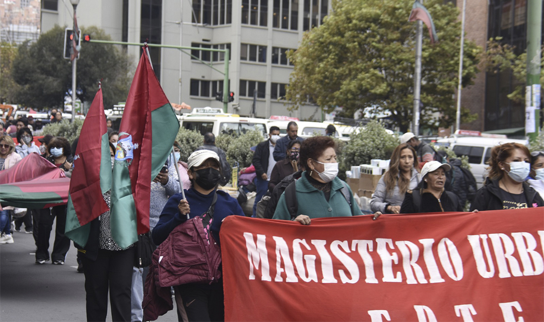 Maestros urbanos marchan por las calles de la ciudad de La Paz. (Foto: Éxito)