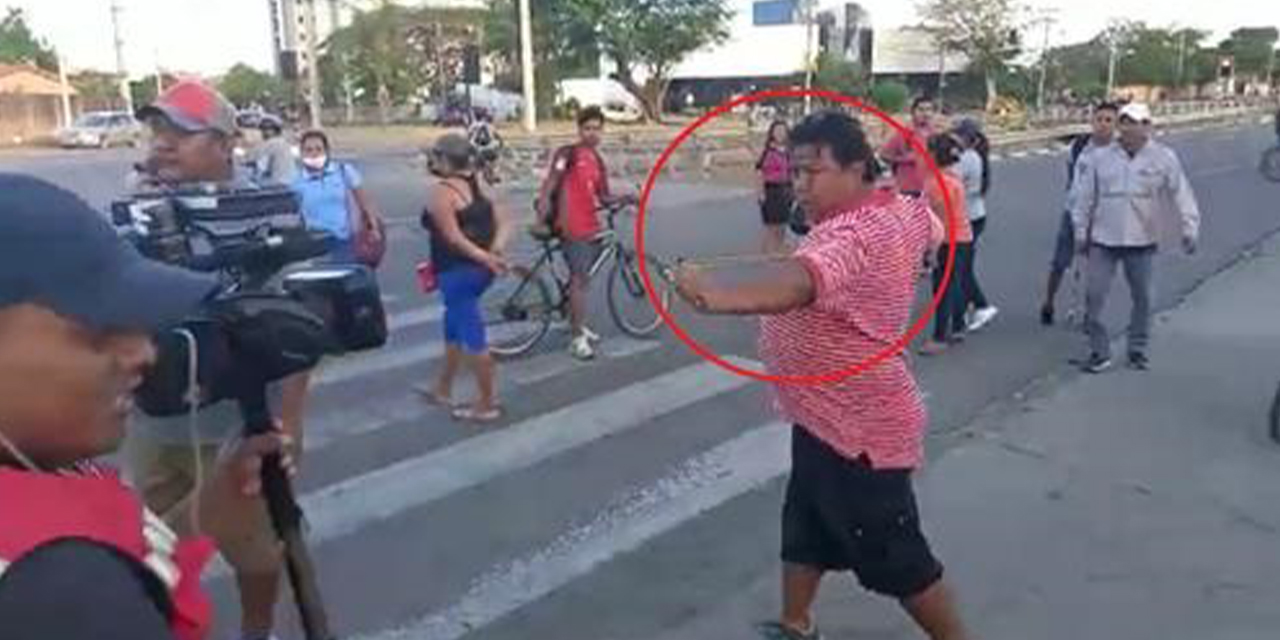 Un violento amenaza con golpear a un periodista durante el paro cívico de Santa Cruz.