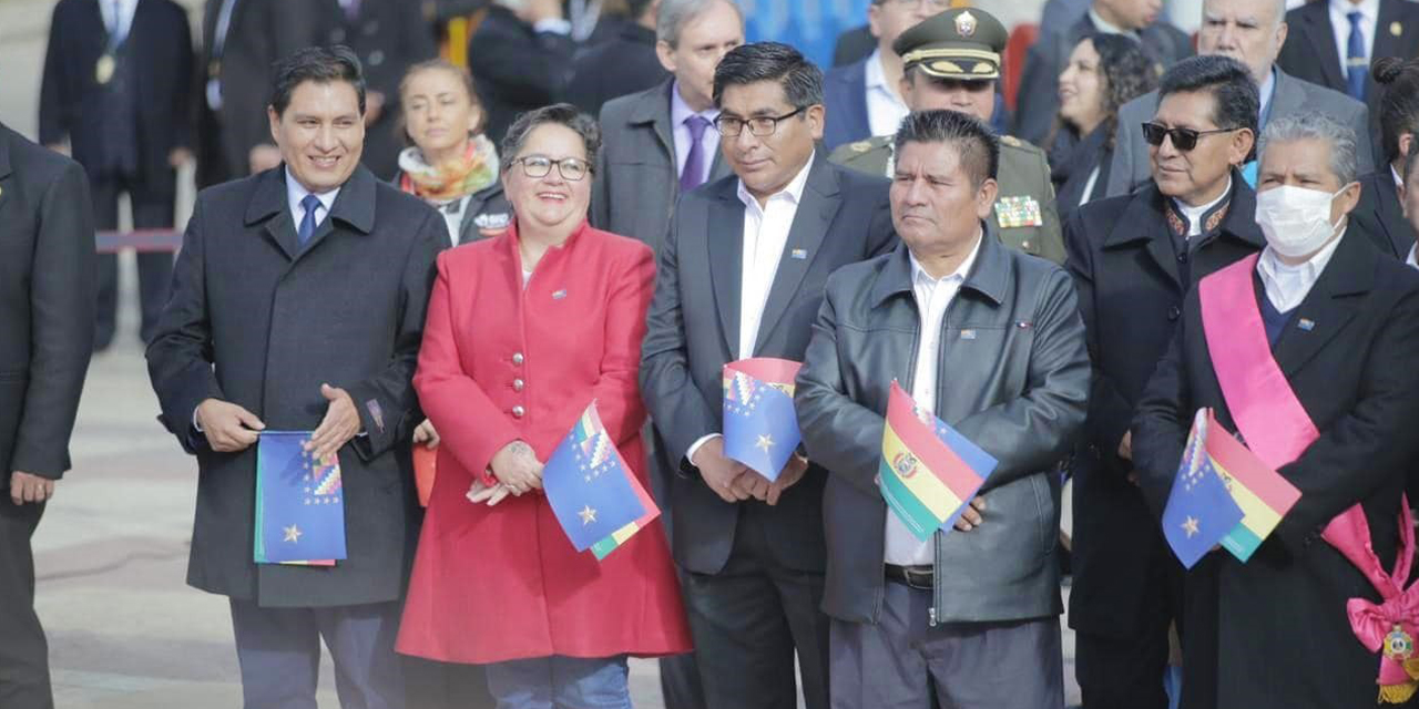 Jeyson Auza (izquierda) junto a algunos ministros. (Foto: RRSS)