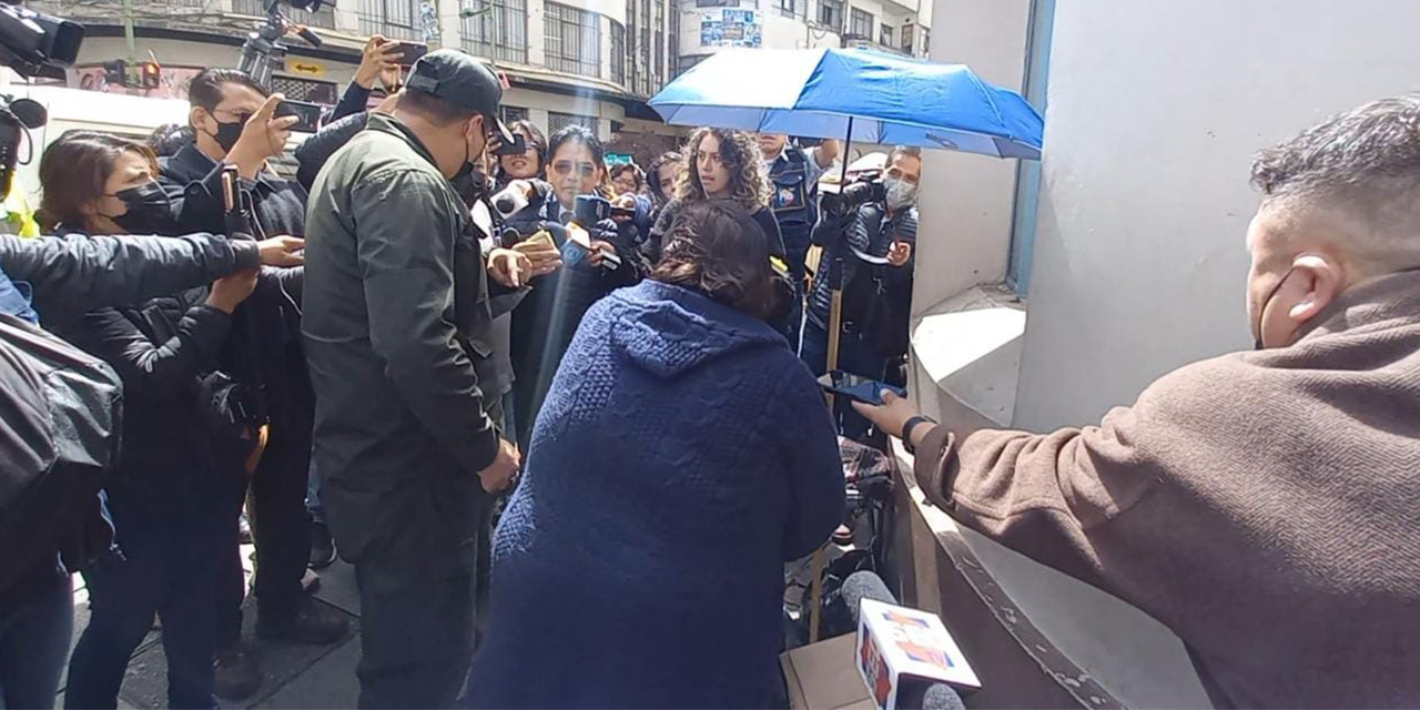 Operativo de Defensa del Consumidor en La Paz. Se arrestó a una librecambista. (Foto: Archi-vo)