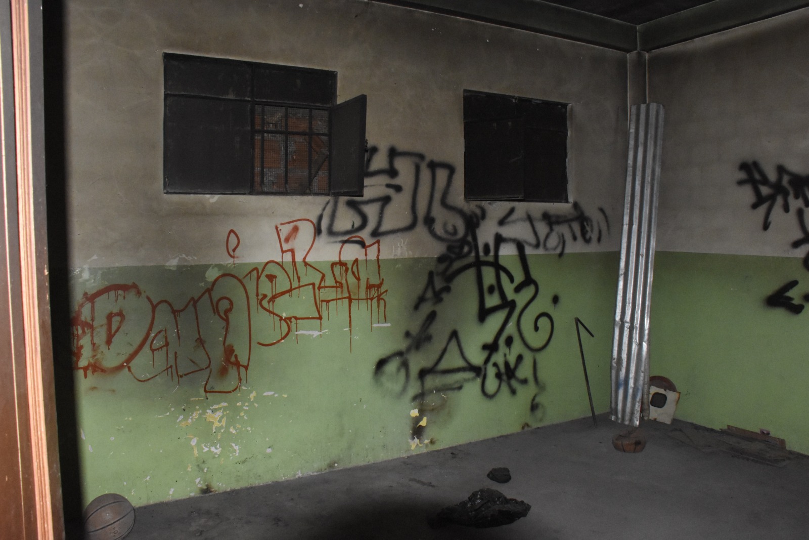Algunos de los destrozos ocasionados por criminales en la sede vecinal. 