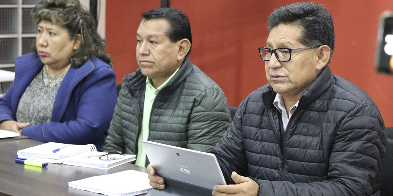 El Ministerio de Educación y la Confederación de Trabajadores de Educación Urbana de Bolivia (CTEUB) en conferencia de prensa.