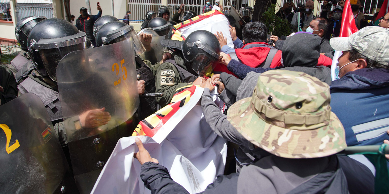Maestros intentan romper el cerco de seguridad instalado por la Policía. (Foto: Jorge Mamani)