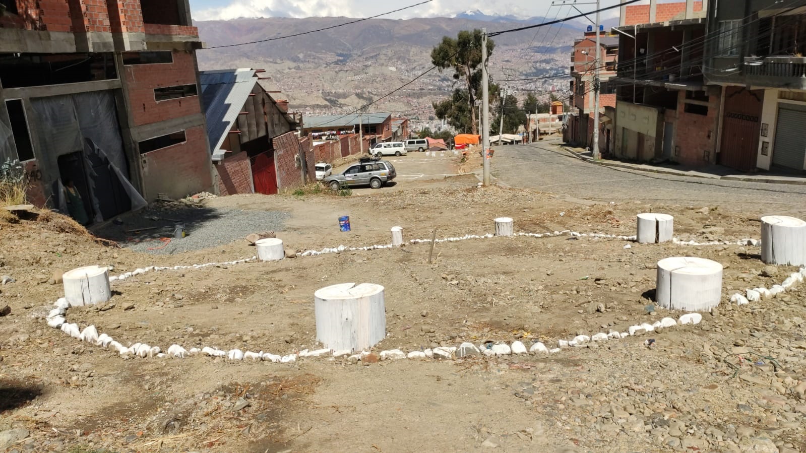 Algunos de los lugares de entretenimiento rehabilitados por los vecinos de Llojeta. 