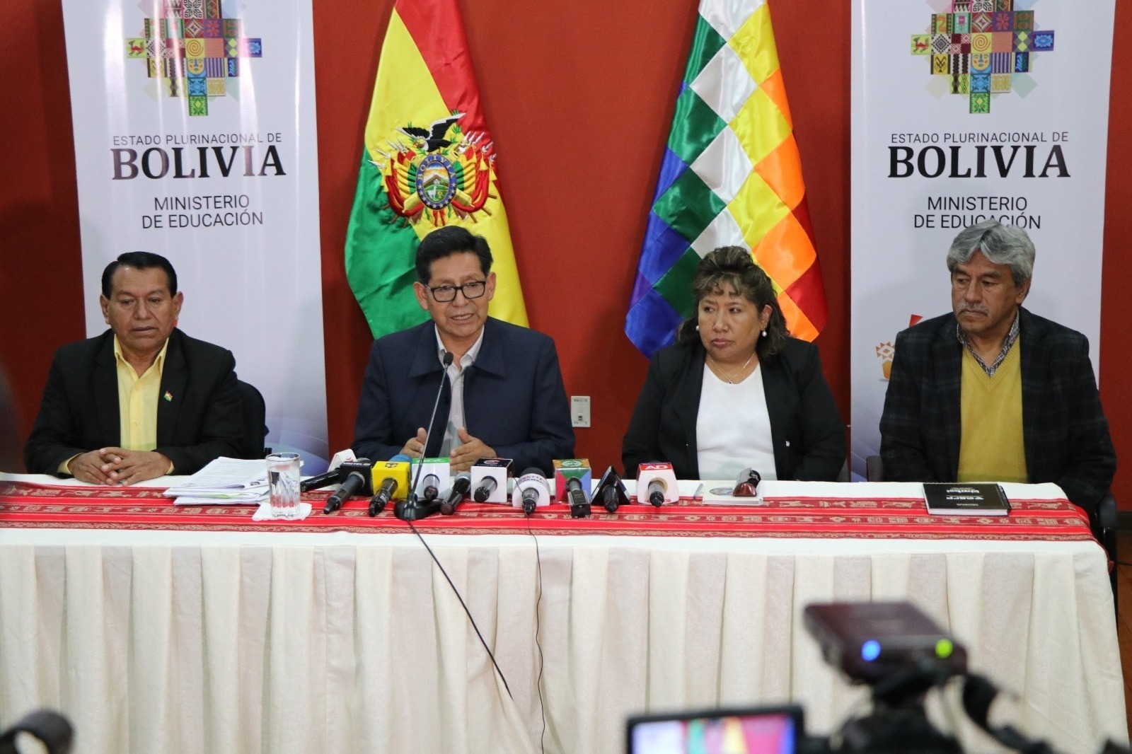 Autoridades del Ministerio de Educación durante la conferencia de prensa. 