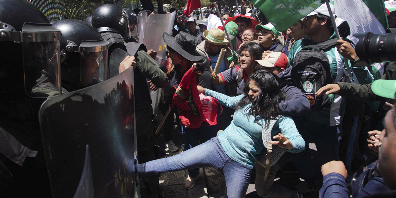 Violencia de los maestros hacia efectivos policiales. (Foto: Jorge Mamani)