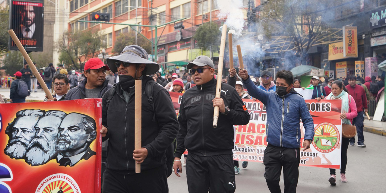 Maestros durante las marchas que bloquean el centro de La Paz, ayer. (Foto: Gonzalo Jallasi)