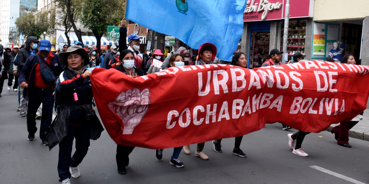 Los maestros marchan y bloquean las calles del centro paceño. (Foto: Gonzalo Jallasi)