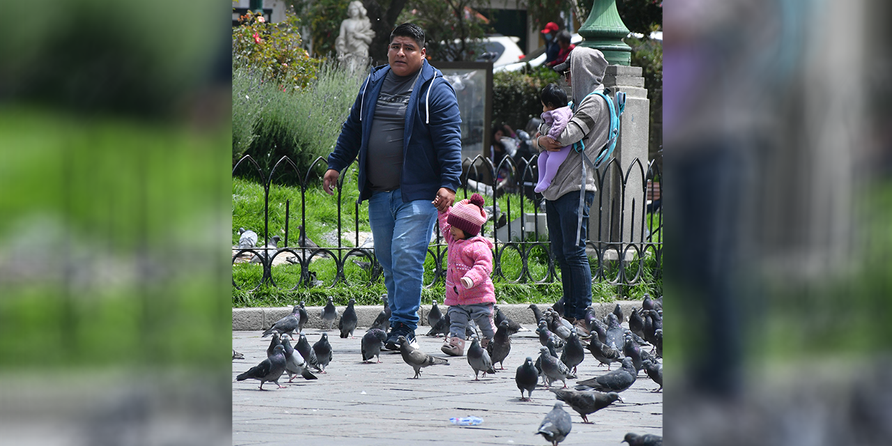El Presidente saluda a los padres, carpinteros y radialistas del país