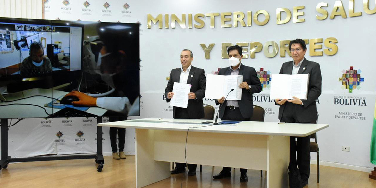 Autoridades del Ministerio de Salud, la ABE y Entel firmaron el convenio. (Foto: Jorge Mamani)