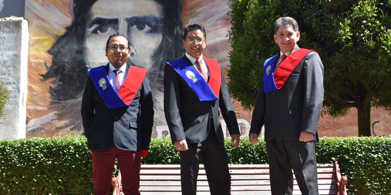 Los tres primeros titulados en Cine y Producción Audiovisual, en la UMSA. (Foto: UMSA)