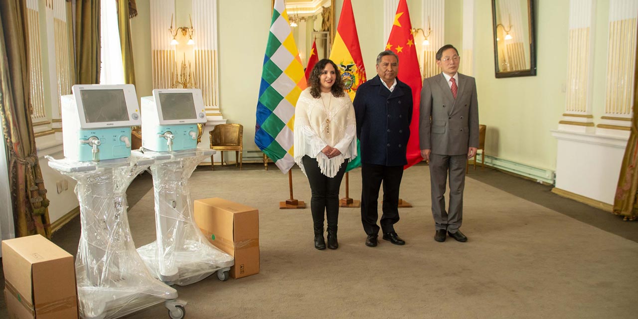 Bolivia recibe donación de equipos médicos de la Embajada de China