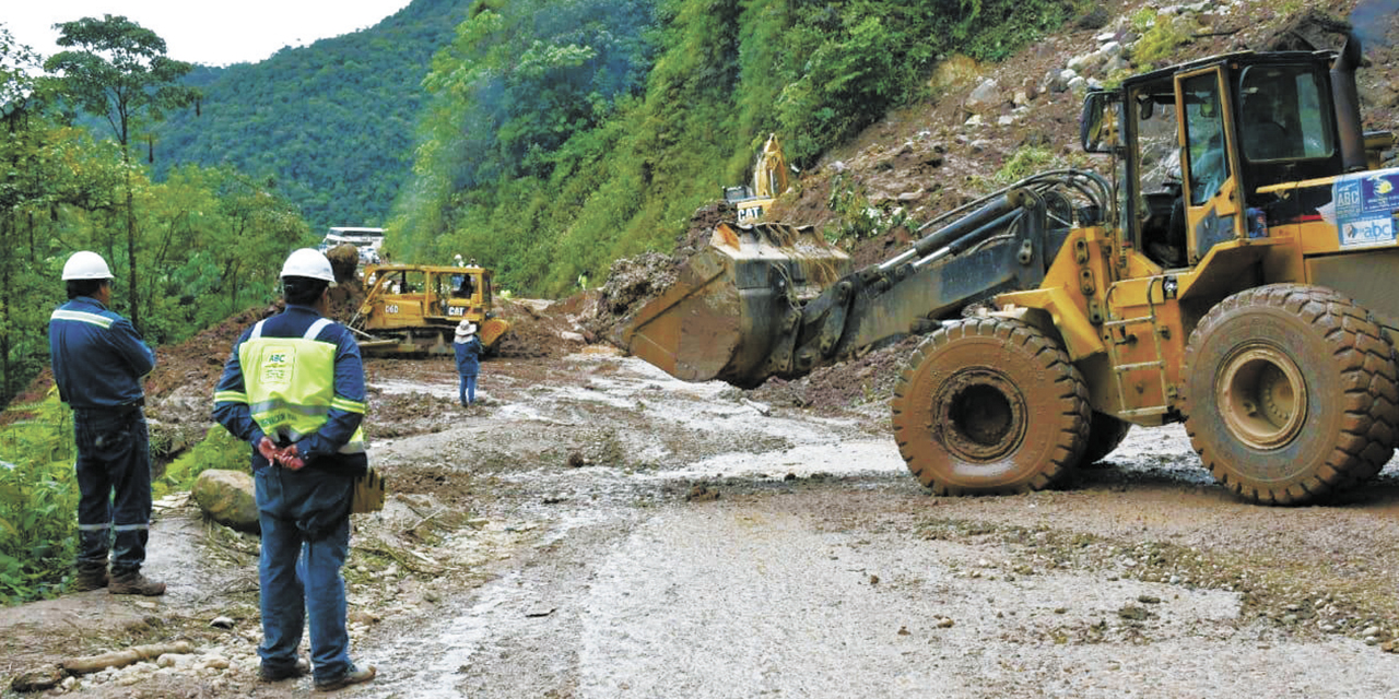Trabajadores de la ABC operan en una carretera afectada por las lluvias. (Foto: Archivo)