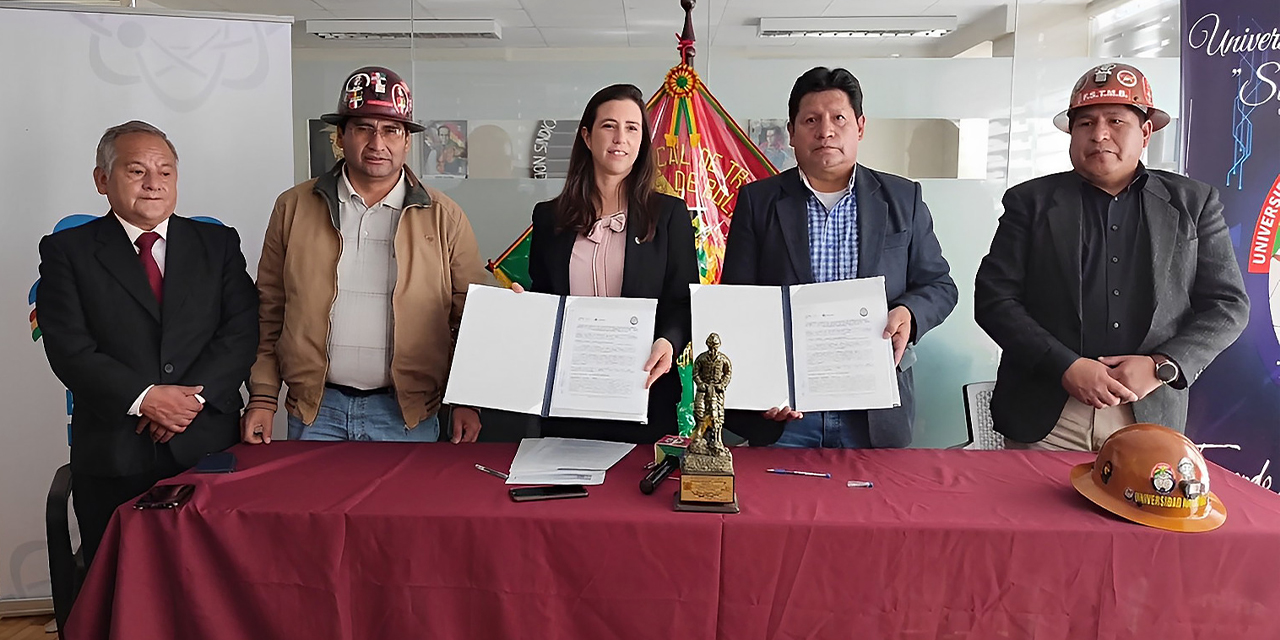 La directora de la ABEN y el rector de la Universidad ‘Siglo XX’ suscribieron el convenio. | Foto: ABEN