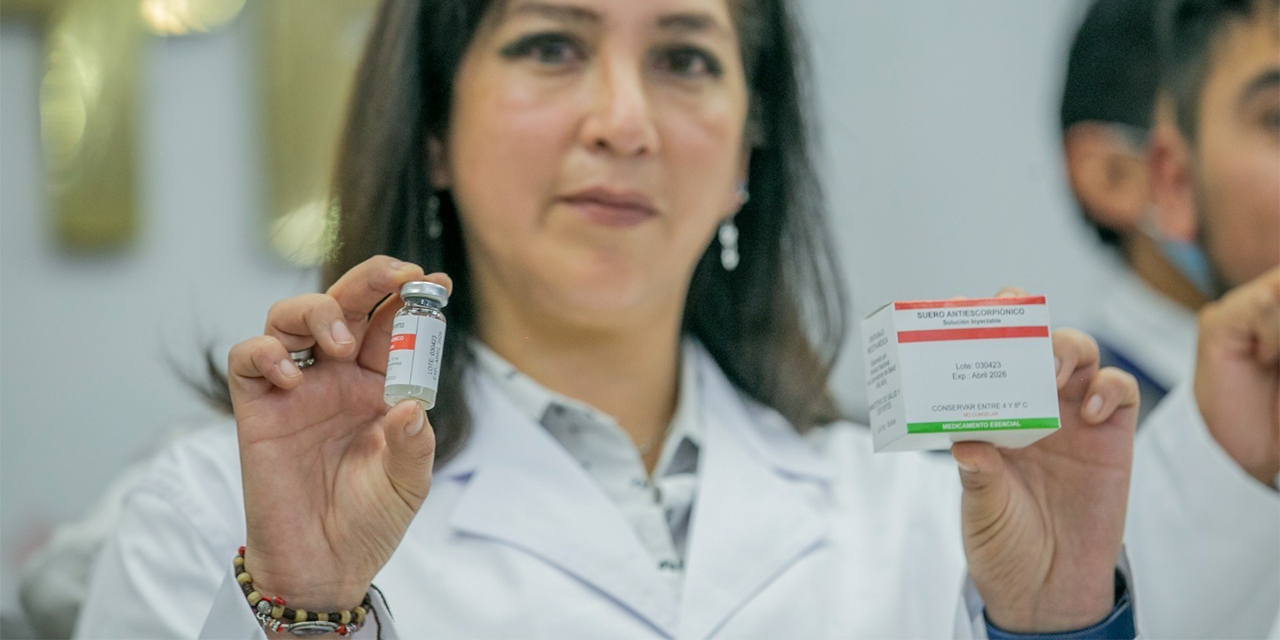 La directora del Inlasa, Evelyn Fortún, con el nuevo antídoto. (Foto: Ministerio de Salud)