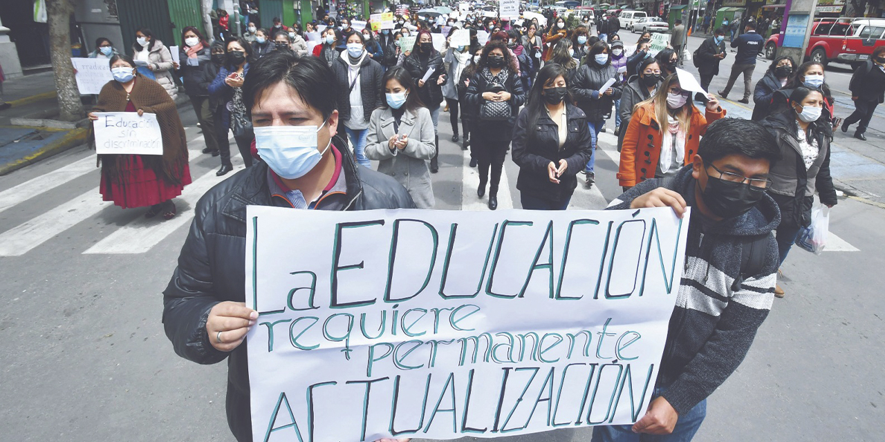 Afiliadas al Bloque Nacional de Mujeres Trabajadoras de Bolivia en la marcha de apoyo a la actua-lización del currículo educativo. (Foto: Archivo)