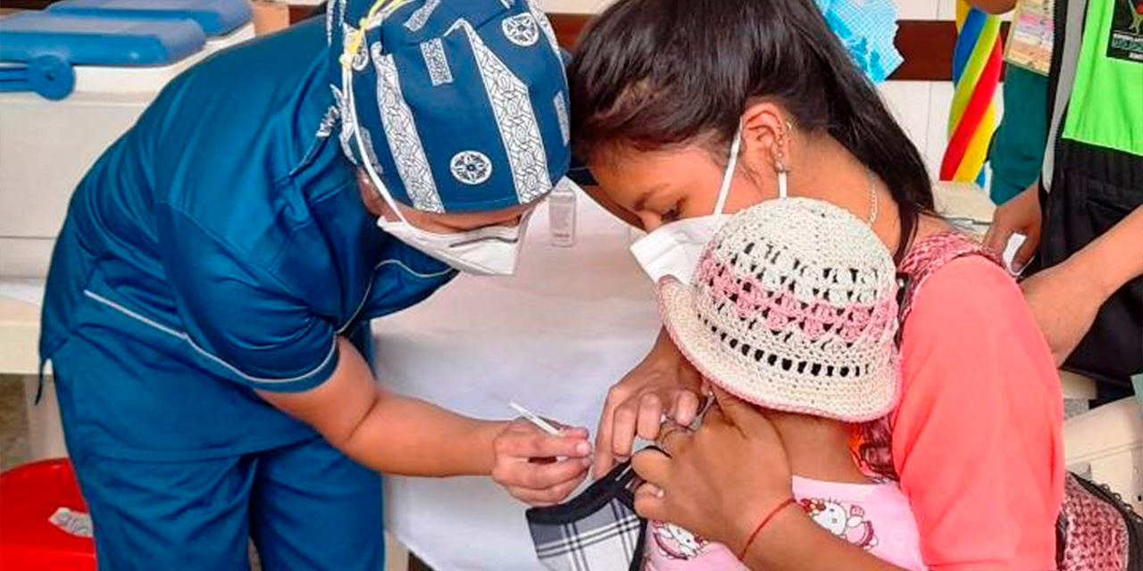 Una profesional en salud vacuna a una niña. (Foto: ABI)