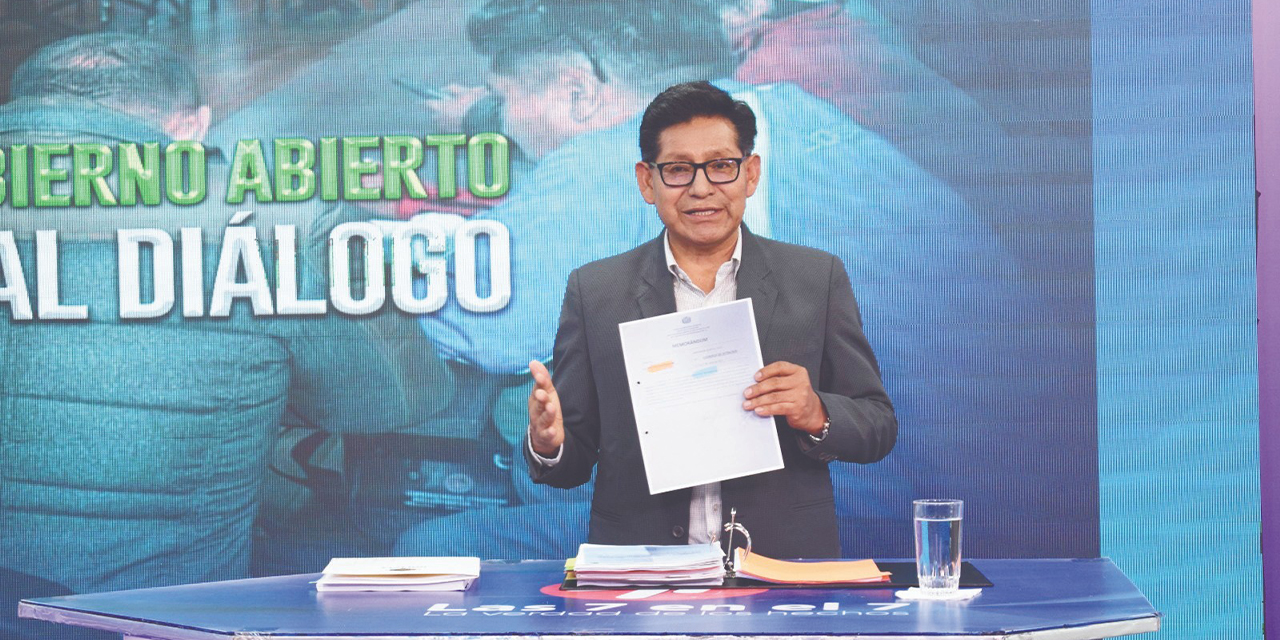 El ministro de Educación, Édgar Pary, durante la entrevista en Bolivia TV.