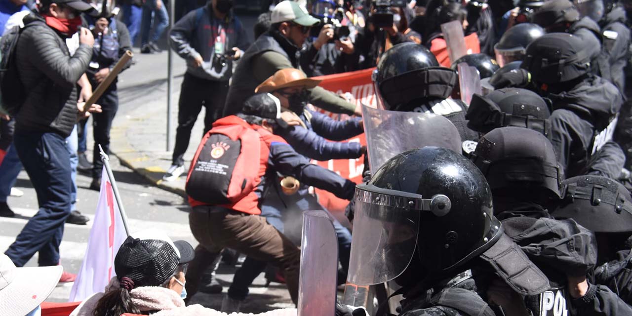 Maestros urbanos retoman las movilizaciones violentas 