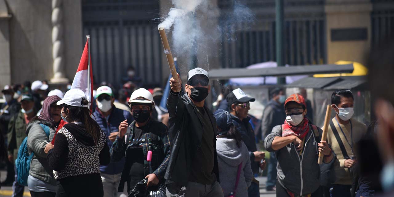Maestros actúan con mucha violencia en sus movilizaciones