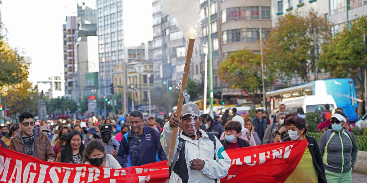 Profesores en la marcha de ayer. (Fotos: Jorge Mamani)