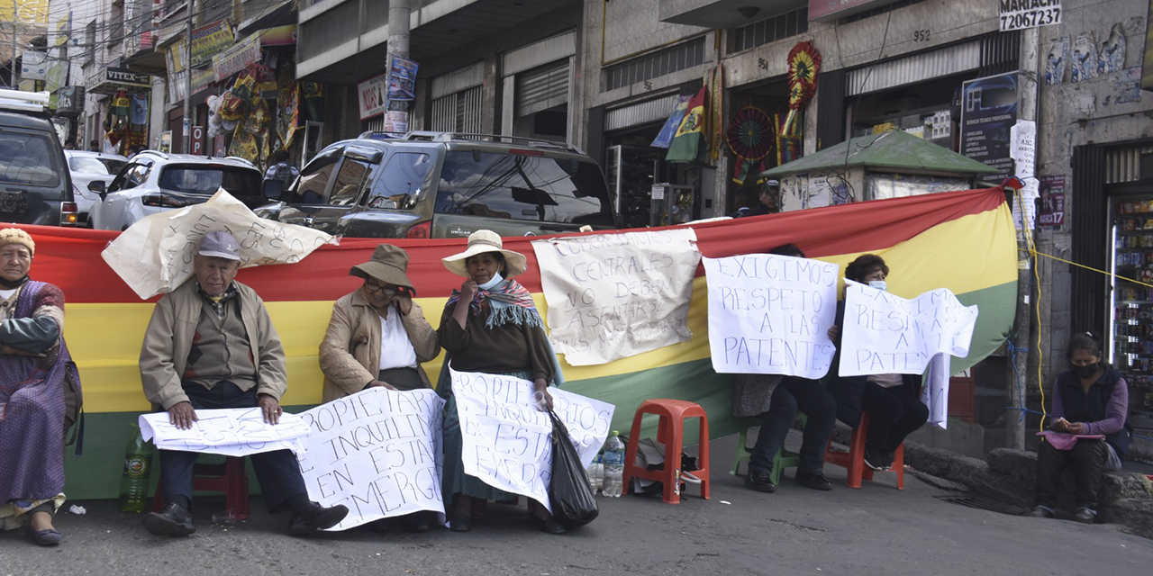 Vecinos, durante el bloqueo de la avenida Apumalla. (Foto: Gonzalo Jallasi)