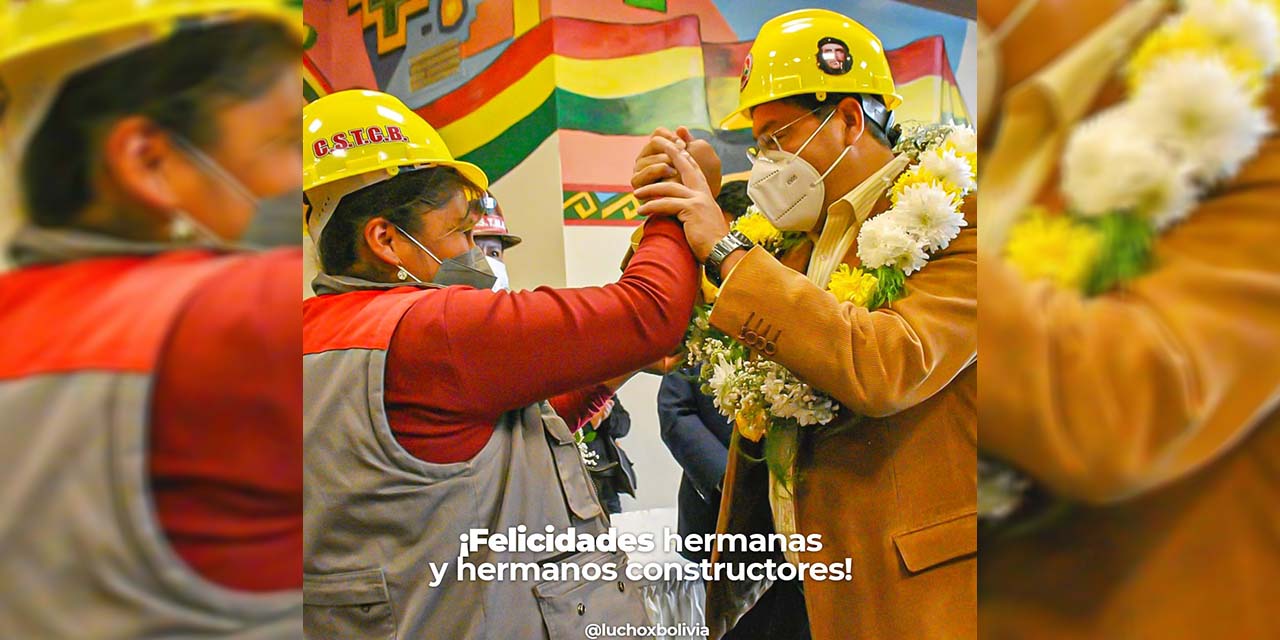 El presidente saluda a una constructora. | Foto: RRSS
