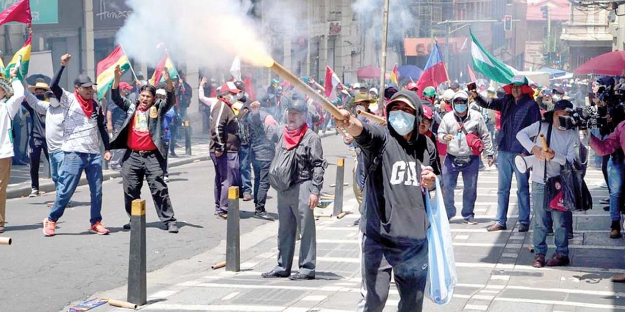 Maestros urbanos vuelven a generar violencia a pesar de aceptar reinstalar el diálogo 