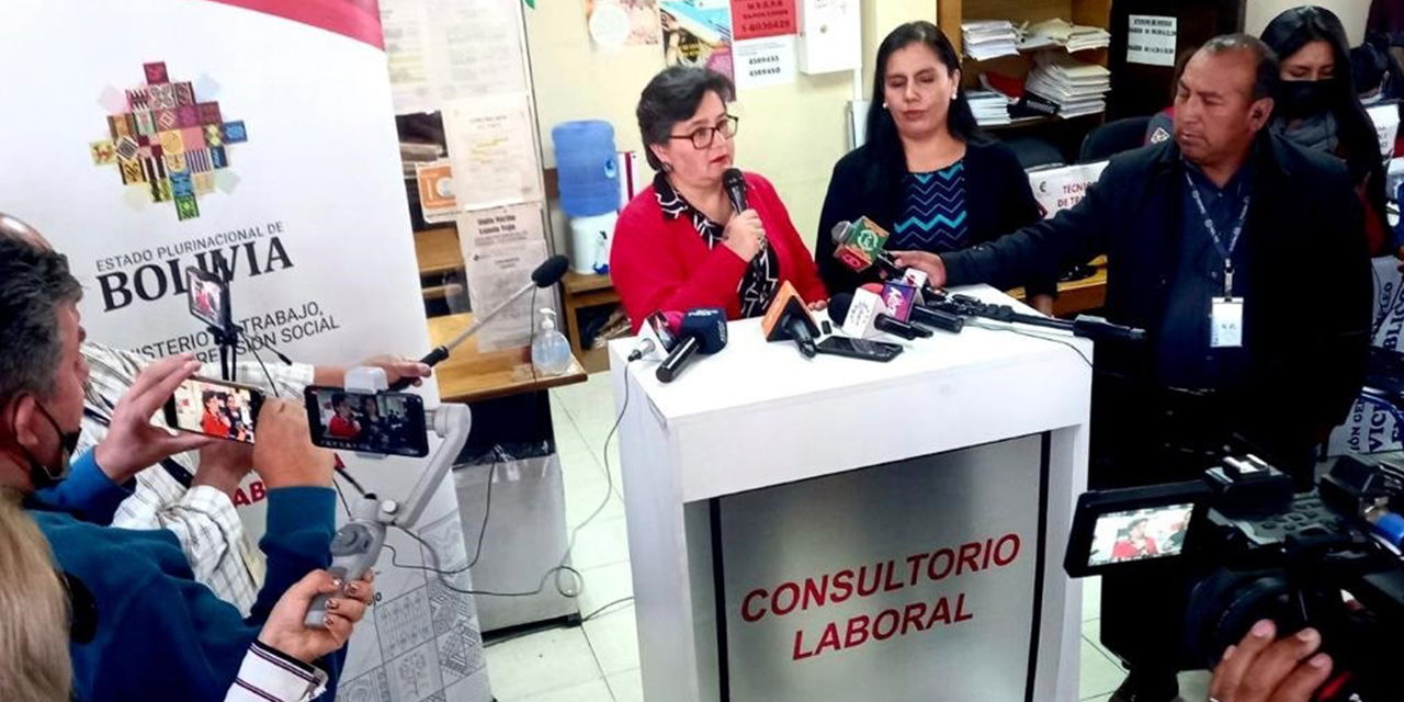 La ministra de Trabajo, Verónica Navia, en conferencia de prensa.