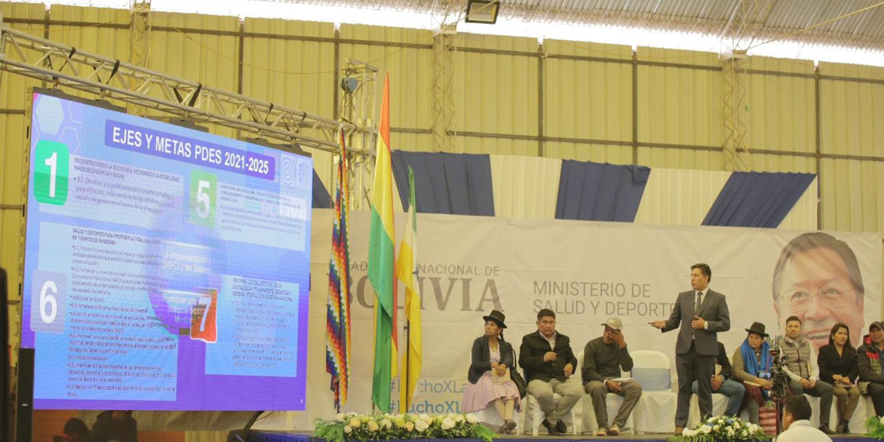 El ministro de Salud, Jeyson Auza, en la Rendición Pública de Cuentas 2023 que se efectuó en Chuquisaca. (Foto: Salud)