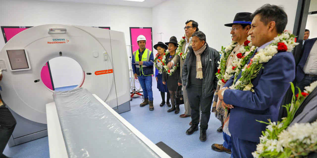 El presidente Luis Arce, el vicepresidente David Choquehuanca y una comitiva de legisladores nacionales y el ministro Jeyson Auza visitaron ambientes del moderno hospital.