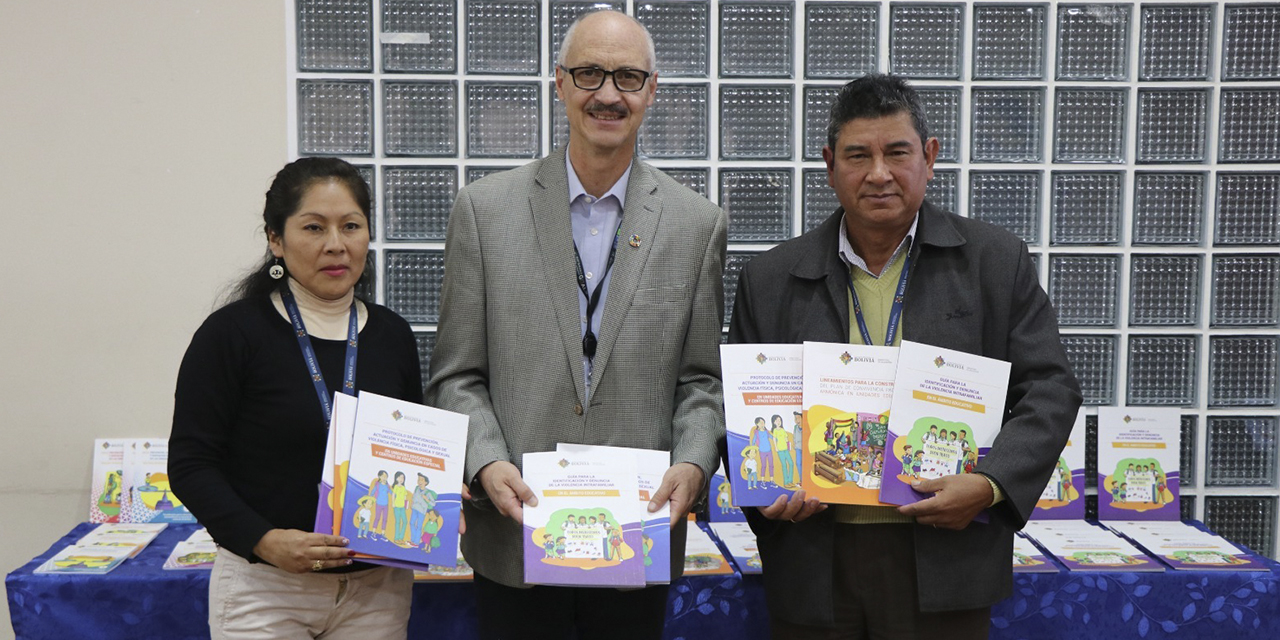 Autoridades presentan las herramientas educativas.