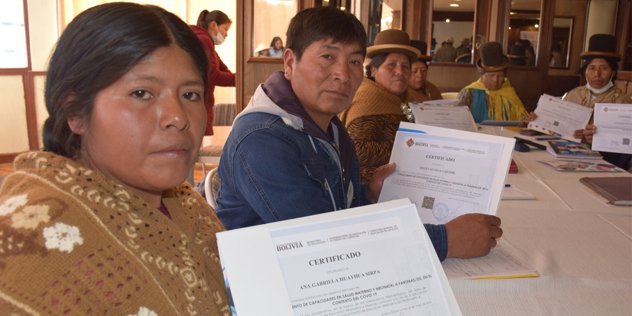 Educación reconoce saberes ancestrales de 50 parteras y parteros del área rural de La Paz 