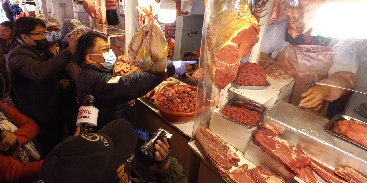 El viceminisro Jorge Silva durante un operativo en un mercado de La Paz