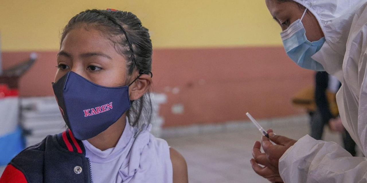 Una niña recibe una vacuna administrada por una trabajadora en salud. (Foto: Archivo)