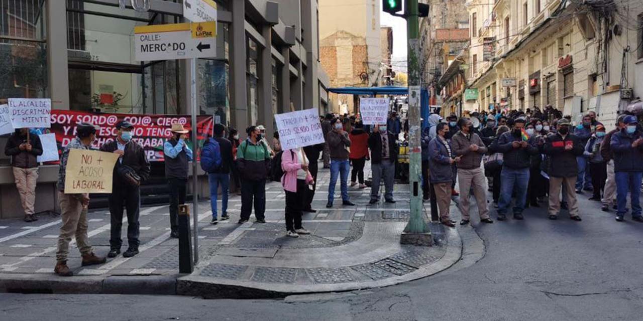Trabajadores piden al alcalde Arias bonos adeudados y cumplir con el incremento salarial